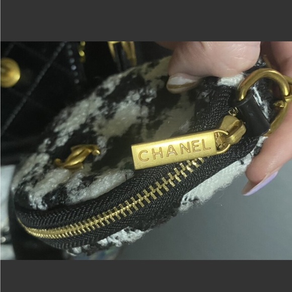 CHANEL VIP GWP Black Quilted Crossbody Phone Bag with Houndstooth Coin Pouch - Picture 8 of 16